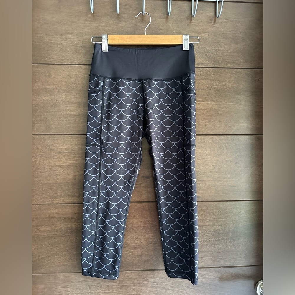 Constantly Varied Gear Black Scales Capri Leggings XS